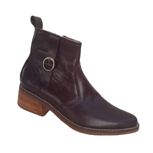 Bota marron con hebilla
