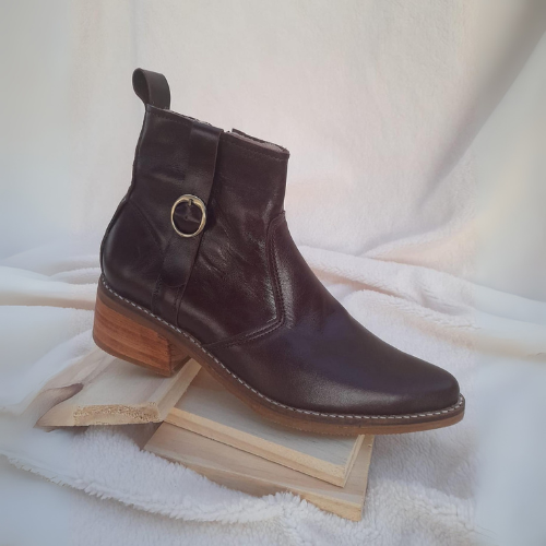 Bota marron con hebilla