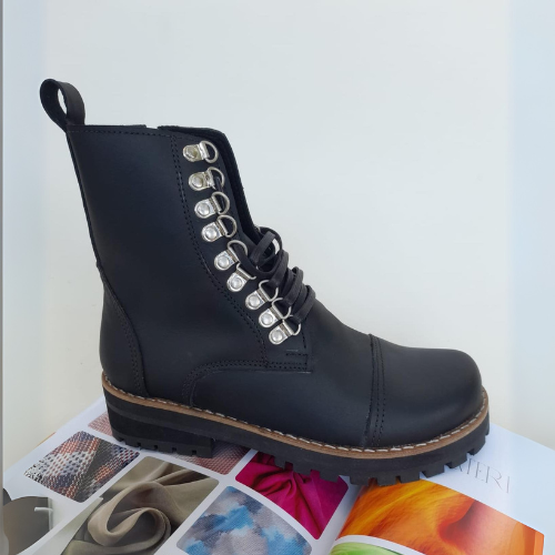 Bota acordonada