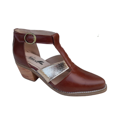 Zapatos en cuero marrón con detalle metálico