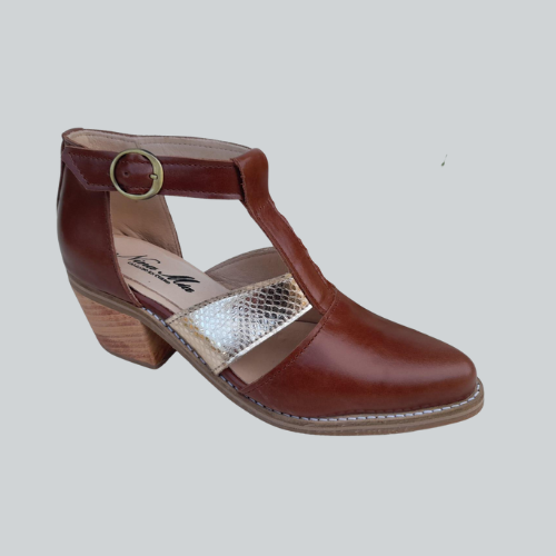 Zapatos en cuero marrón con detalle metálico