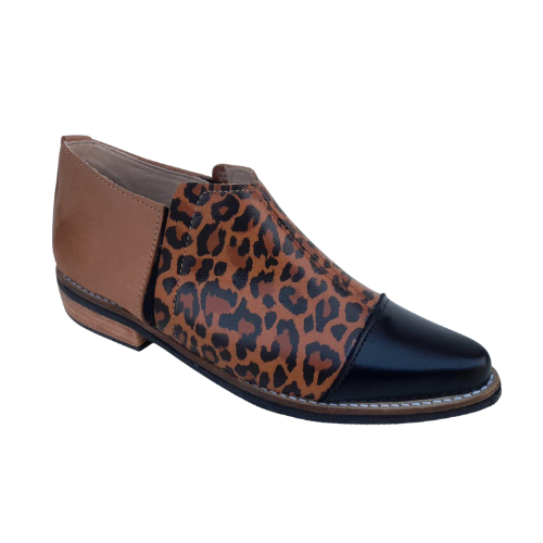 Zapatos en cuero con diseño animal print y punta negra