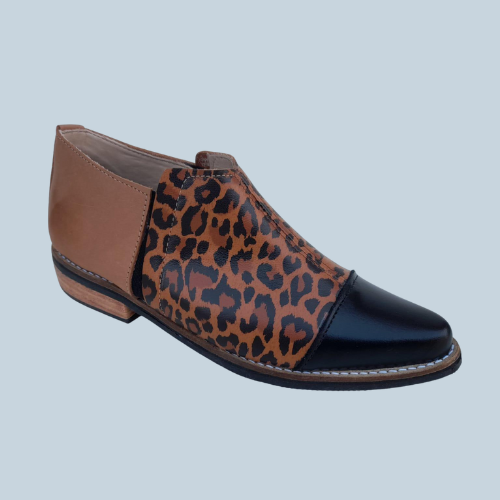 Zapatos en cuero con diseño animal print y punta negra
