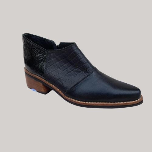 Botines en cuero negro con textura grabada