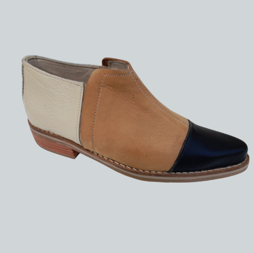 Zapatos en cuero tricolor: crema, suela y negro