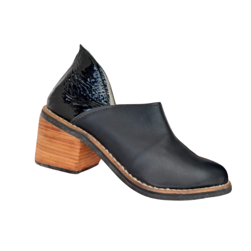 Zapatos en cuero negro con taco de madera