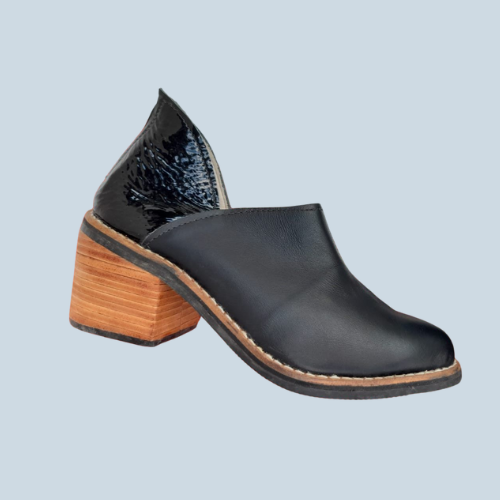 Zapatos en cuero negro con taco de madera