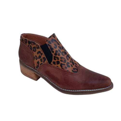 Zapatos de cuero con diseño animal print y taco bajo