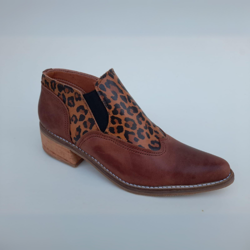Zapatos de cuero con diseño animal print y taco bajo