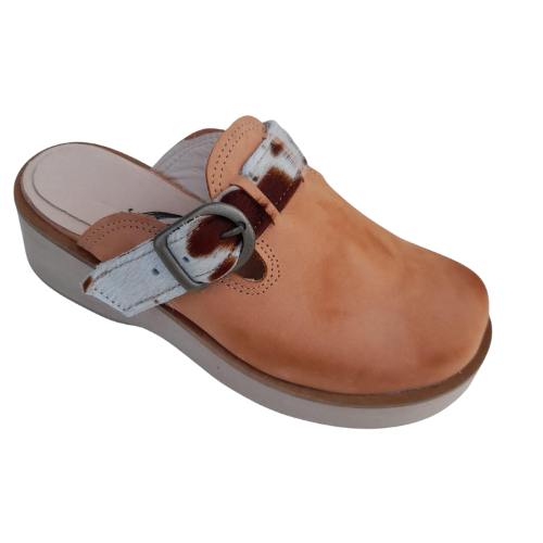 Zuecos de cuero con hebilla y detalle en diseño de vaca