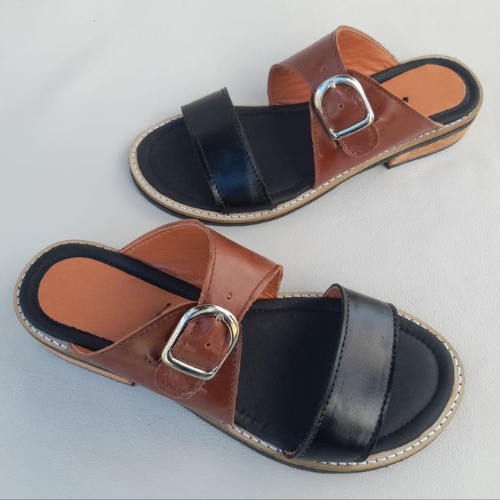 Sandalias de cuero bicolor con hebilla