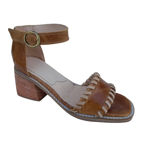 Sandalias de cuero con taco cuadrado y costura artesanal
