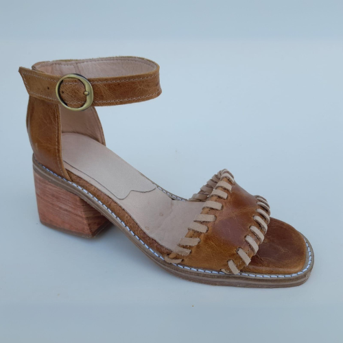 Sandalias de cuero con taco cuadrado y costura artesanal