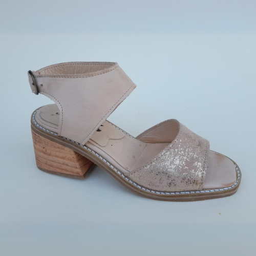 Sandalias de cuero nude con taco cuadrado