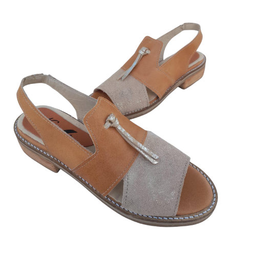 Sandalias de cuero bicolor con detalle metálico