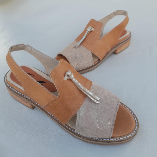 Sandalias de cuero bicolor con detalle metálico