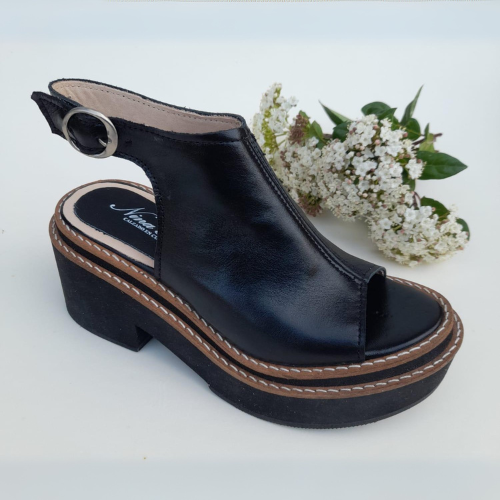 Sandalias de cuero negras con plataforma y hebilla