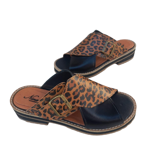 Sandalias de cuero animal print con hebilla