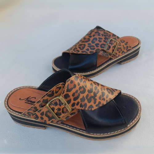Sandalias de cuero animal print con hebilla