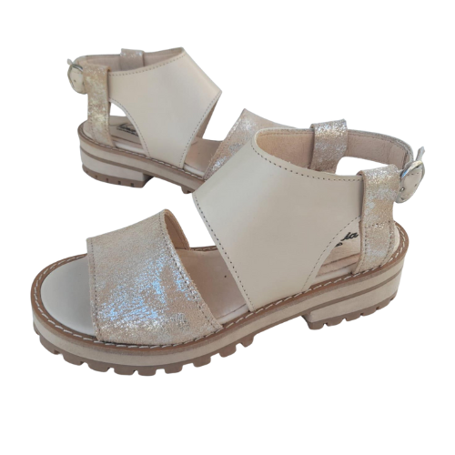 Sandalias de cuero nude con detalles metalizados