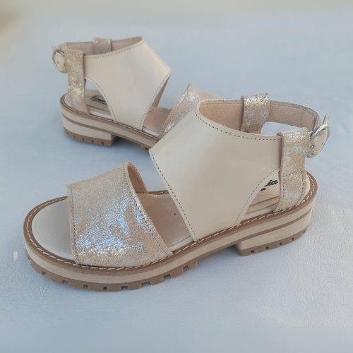 Sandalias de cuero nude con detalles metalizados