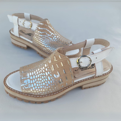 Sandalias de cuero con textura reptil y hebilla