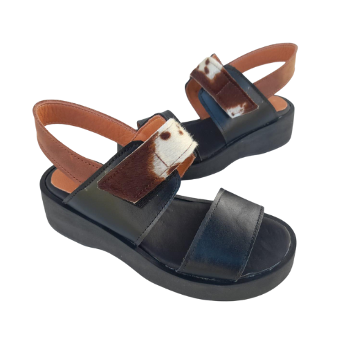 Sandalias de cuero negro con detalle en diseño de vaca