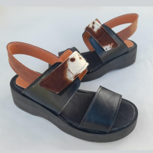 Sandalias de cuero negro con detalle en diseño de vaca