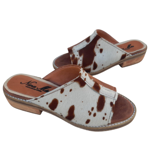 Zuecos de cuero con diseño de vaca