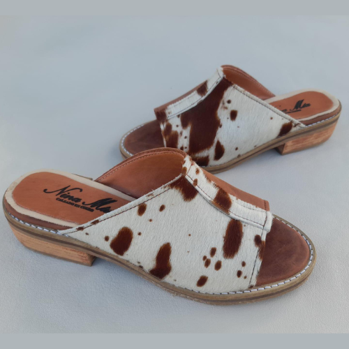 Zuecos de cuero con diseño de vaca