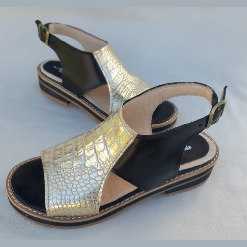 Sandalias de cuero negro con detalle reptil dorado