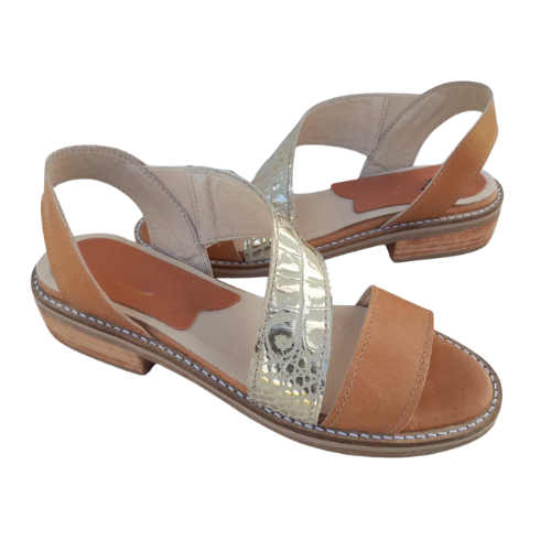 Sandalias de cuero con detalle dorado