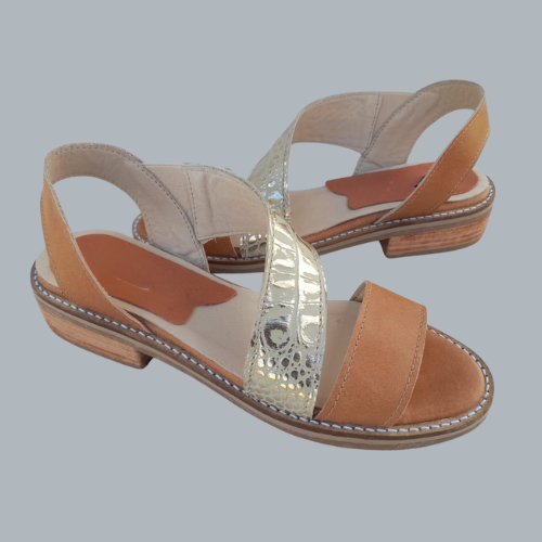Sandalias de cuero con detalle dorado