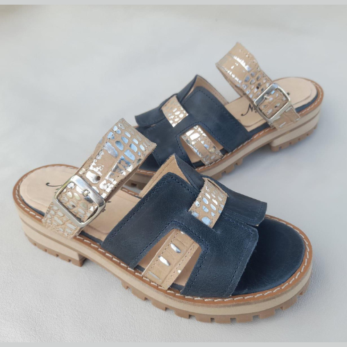 Sandalias de cuero con doble hebilla y detalles metalizados