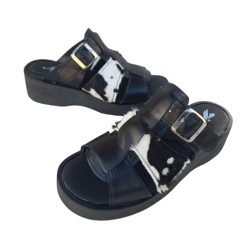 Sandalias de cuero negro con detalles diseño de vaca