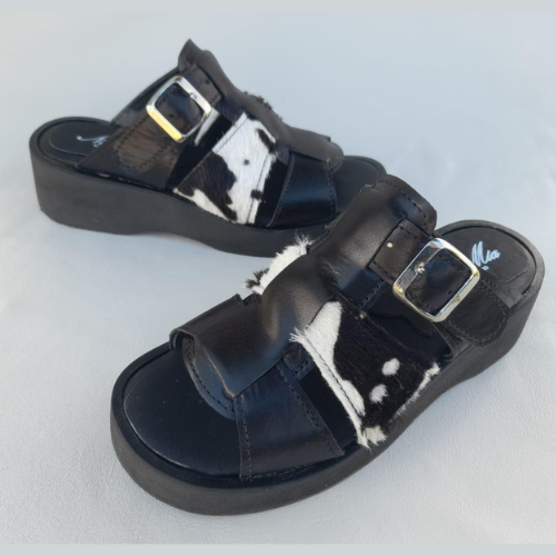 Sandalias de cuero negro con detalles diseño de vaca