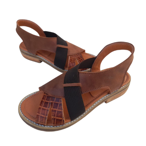 Sandalias artesanales en cuero marrón con diseño cruzado