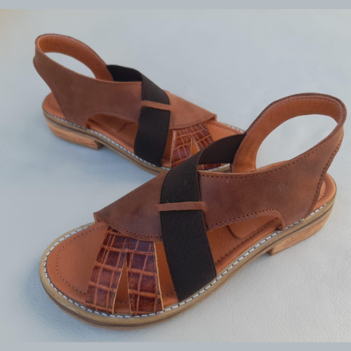 Sandalias artesanales en cuero marrón con diseño cruzado