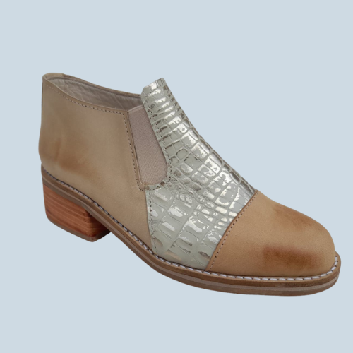 Botines en cuero beige con detalle reptil metalizado