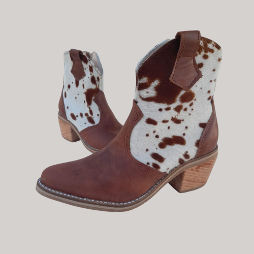Botas texanas de cuero y cow print, lo último en tendencia!