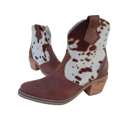 Botas texanas de cuero y cow print, lo último en tendencia!