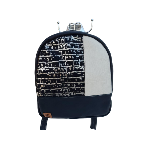 Mochila Negra con Panel Texturado en Plateado