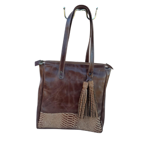Cartera Tote Marrón con Detalles Texturados